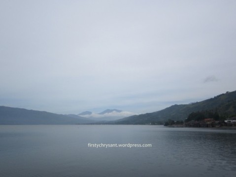 Danau Singkarak degan latar Gunung Merapi Gunung Singgalang