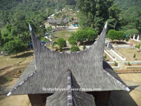 atap dapur. Gunung Bungsu di belakang Istana Paguruyuang